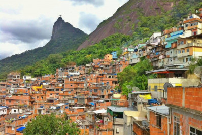 Operação da PM na comunidade Santa Marta causa intenso tiroteio e assusta moradores