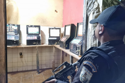 PM apreende cinco máquinas caça-níqueis no Andaraí