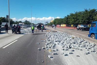 Blocos de concreto transportados por caminhão despencam na Avenida Brasil