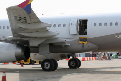 Vídeo: passageiro abre porta de avião durante voo e é detido