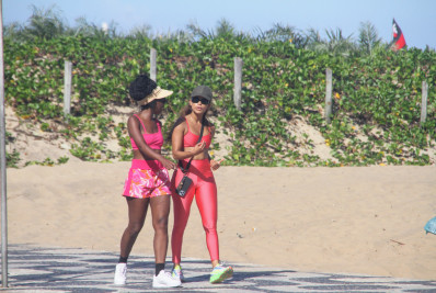 Lucy Alves faz caminhada com amiga na orla do Rio