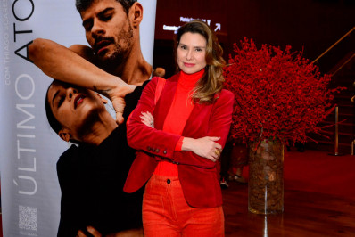 Lavínia Vlasak posa de biquíni e conquista elogios dos fãs: 'Deusa'