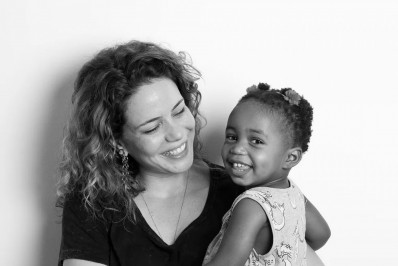 Leandra Leal comenta adoção da filha na web: 'Celebro essa escolha todos os dias'