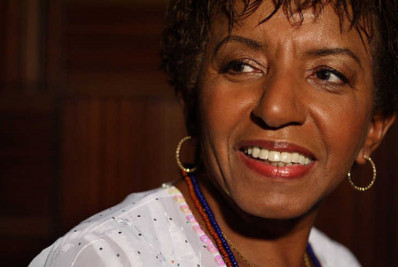 Em recuperação de cirurgia, Leci Brandão cancela show na Portela