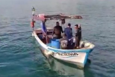 Resíduos oleosos atingem praias de Arraial do Cabo; Petrobras busca origem do vazamento