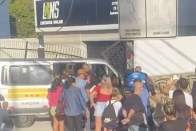 Van pirata fura fiscalização e bate em diversos carros em Campo Grande