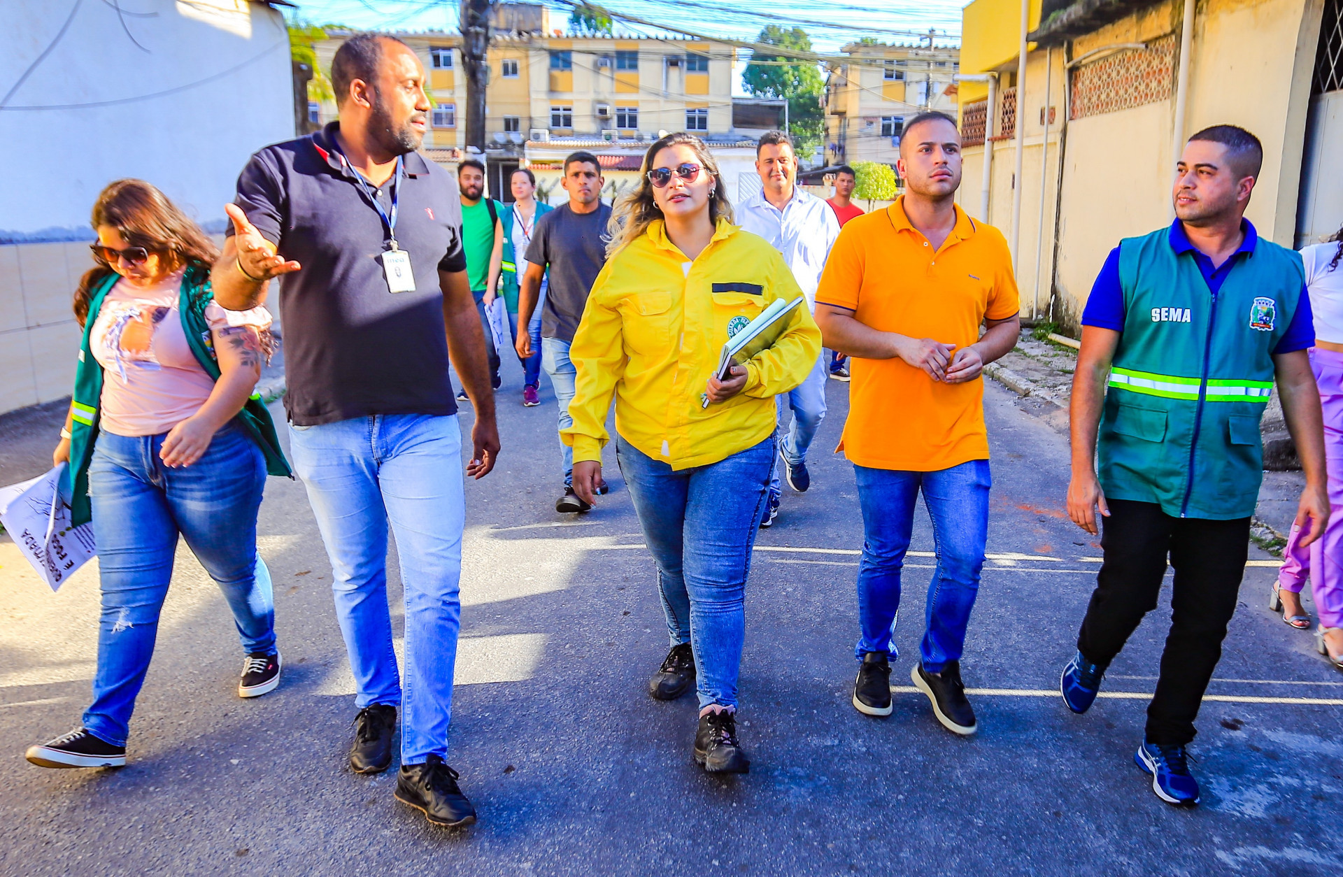 Secret&aacute;rios Matheus e Igo Menezes com o pessoal do Inea no bairro Sargento Roncalli - Rafael Barreto / PMBR