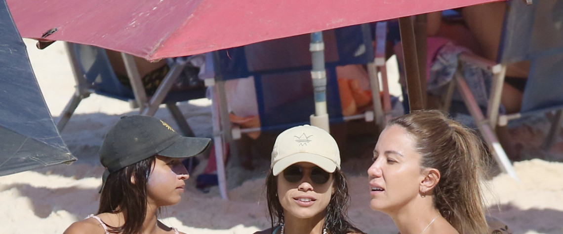 Enquanto renovavam o bronzeado, elas aproveitaram para colocar o papo em dia 