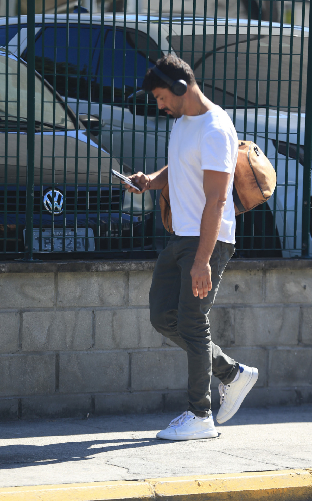 Cauã Reymond foi visto deixando aeroporto Santos Dumont