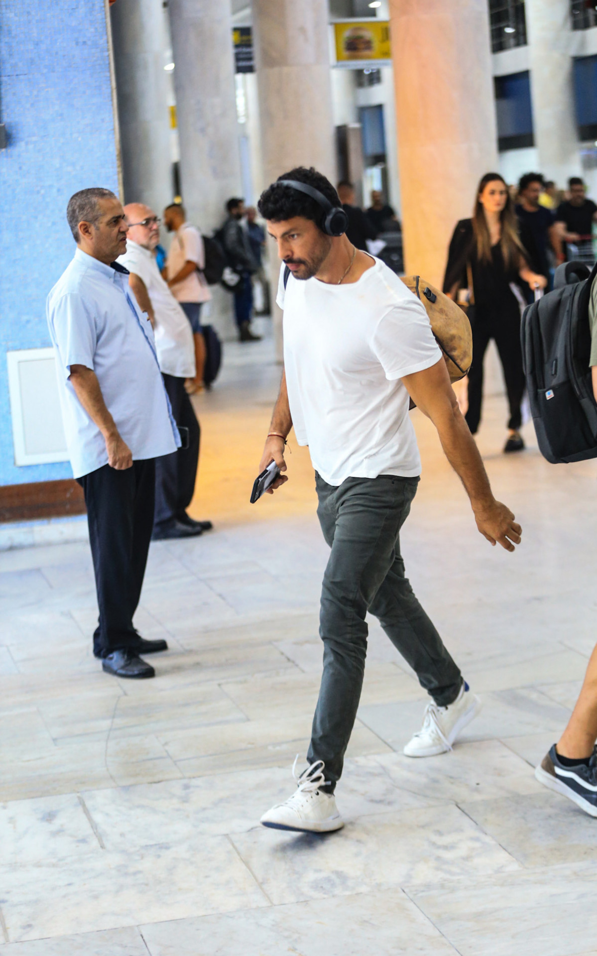 Cauã Reymond foi clicado no aeroporto Santos Dumont