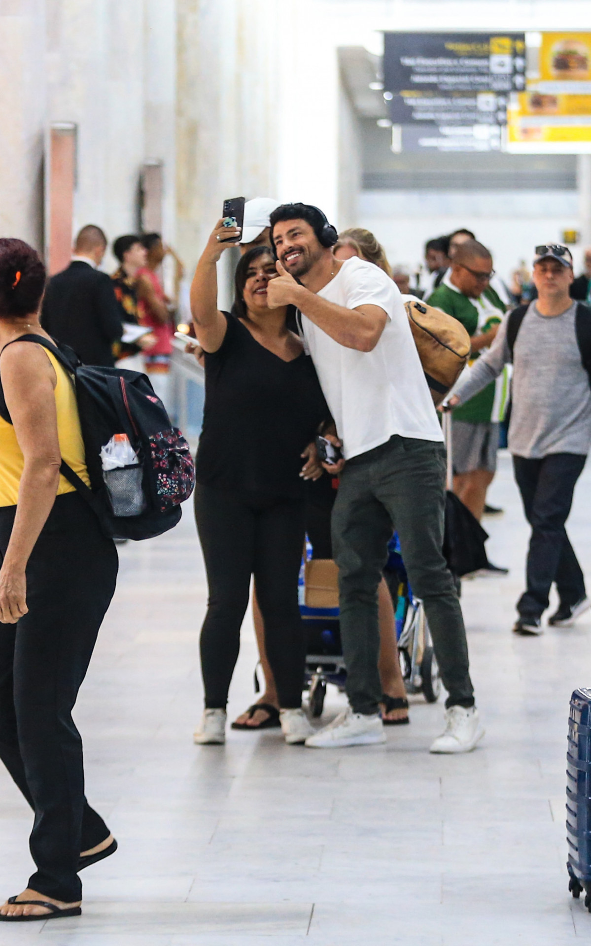 Cauã Reymond atendeu fãs ao desembarcar no Rio 