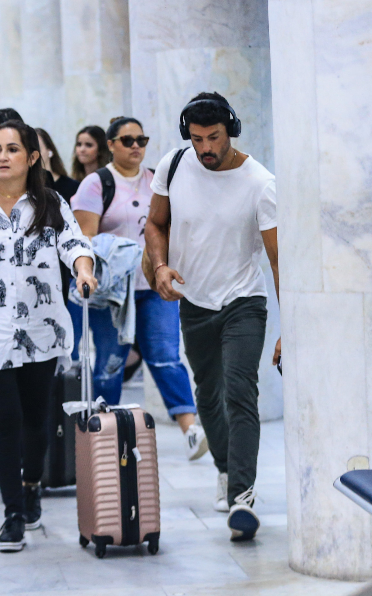 Cauã Reymond desembarcou em aeroporto do Rio 