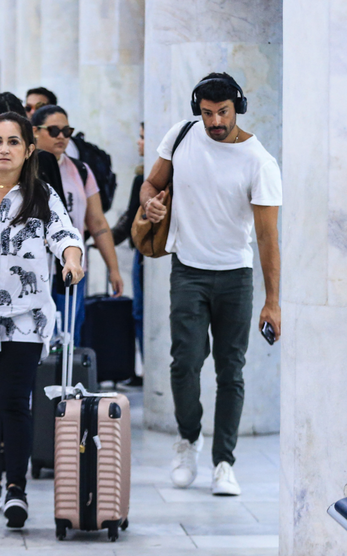 Cauã Reymond desembarcou em aeroporto do Rio 