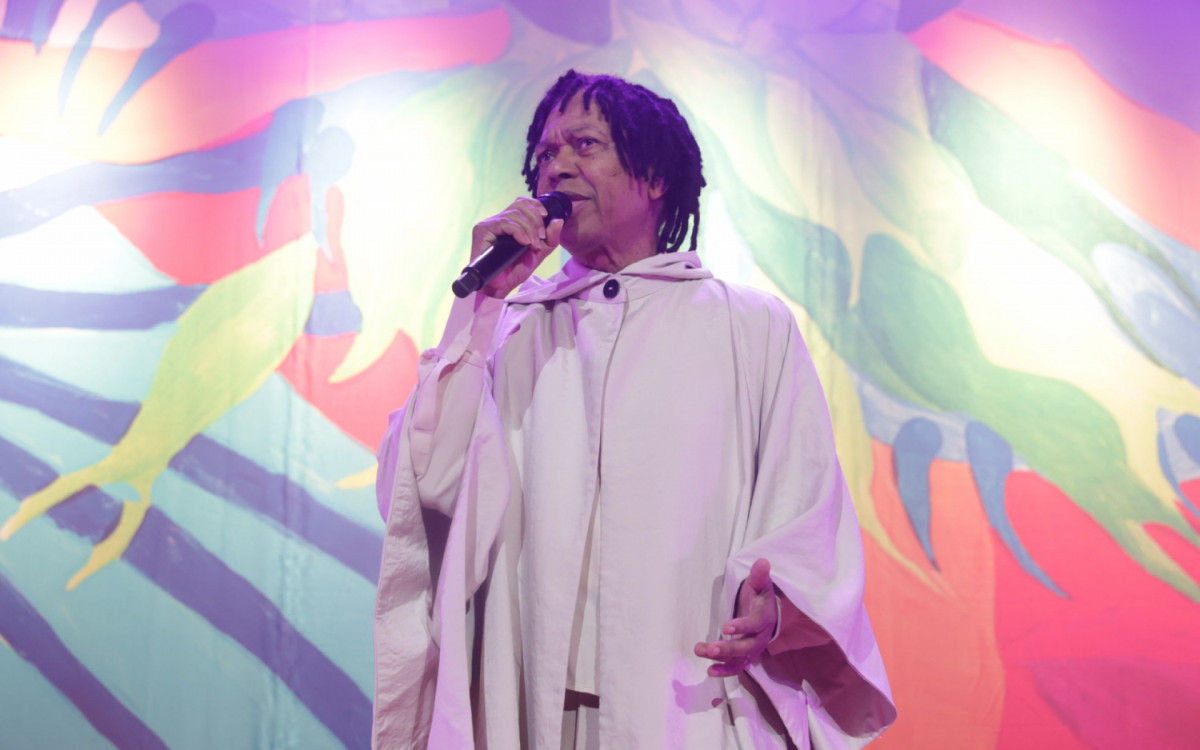 Djavan se apresenta no Qualistage