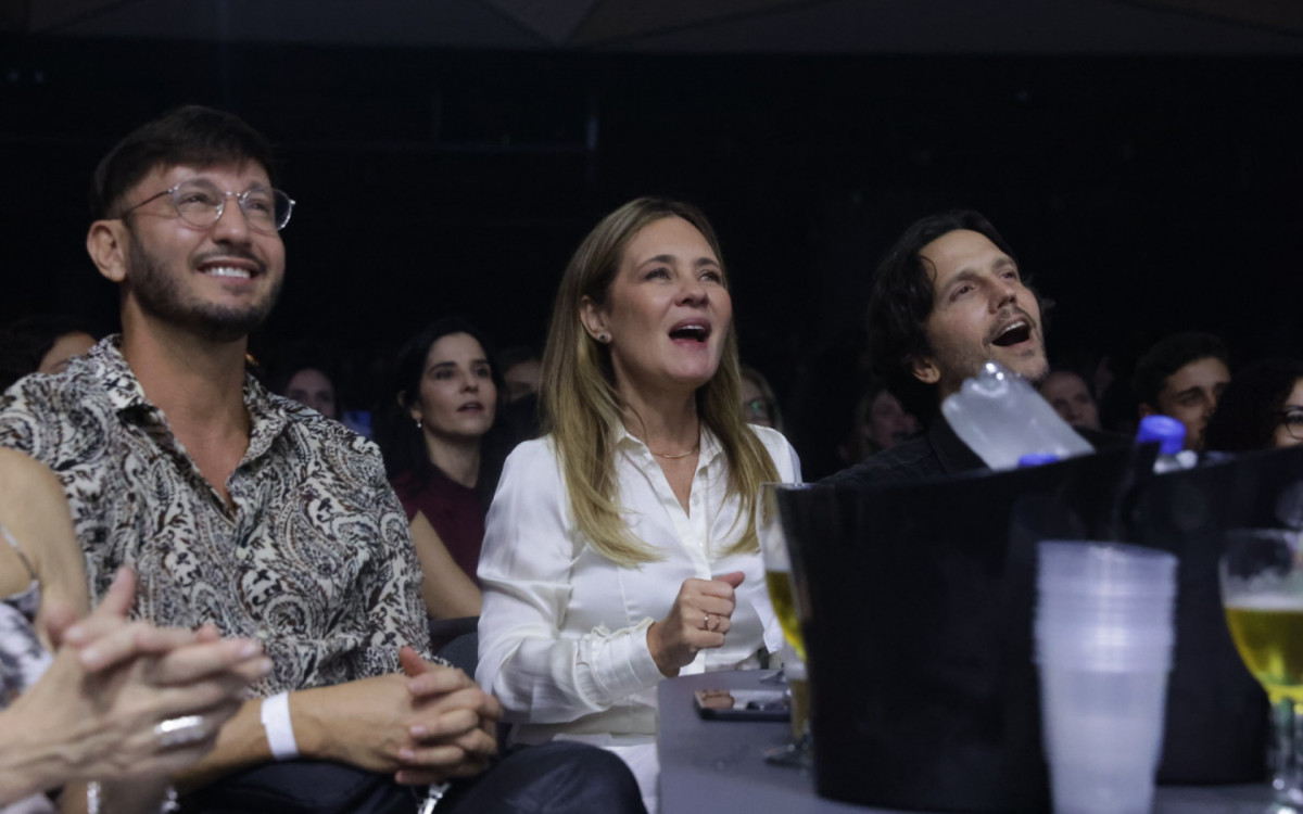 Adriana Esteves e Vladimir Brichta curtem show de Djavan