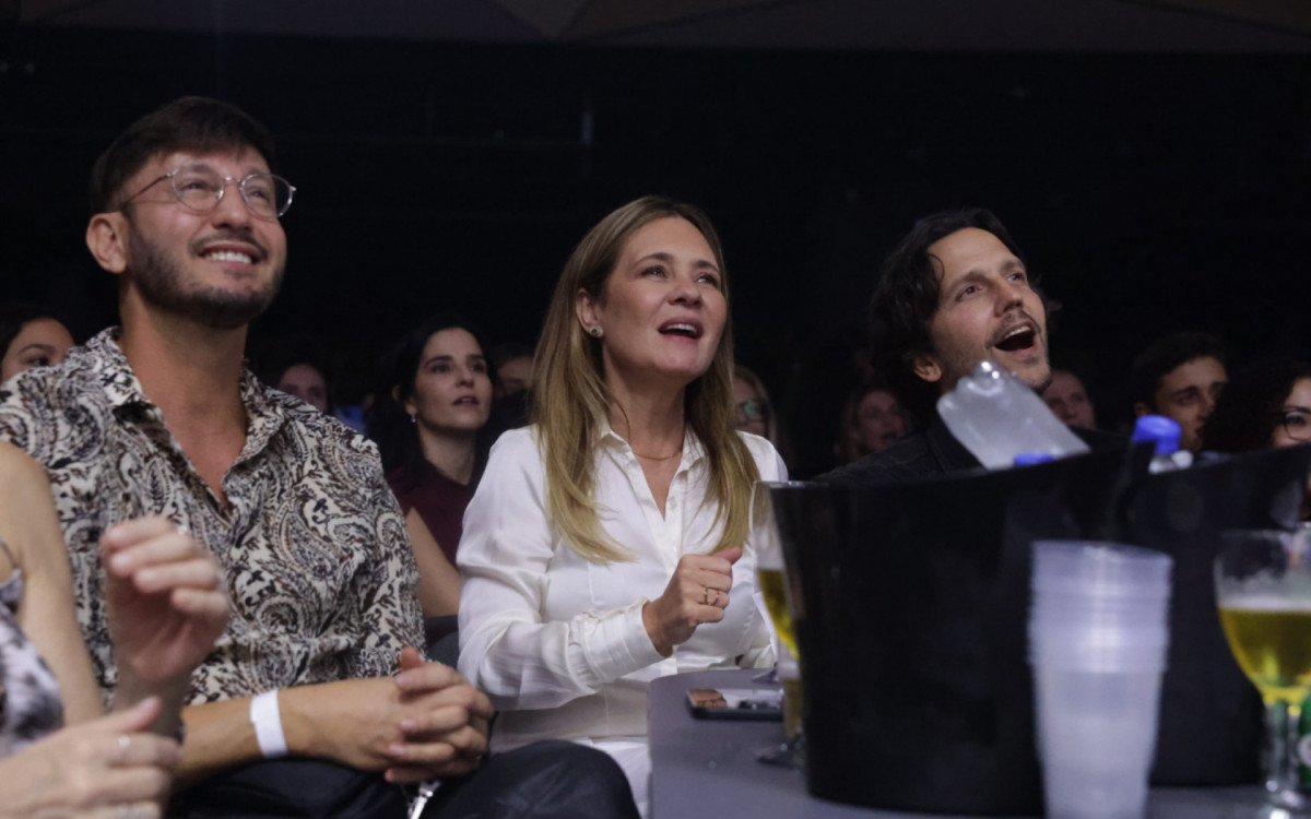 Adriana Esteves e Vladimir Brichta curtem show de Djavan