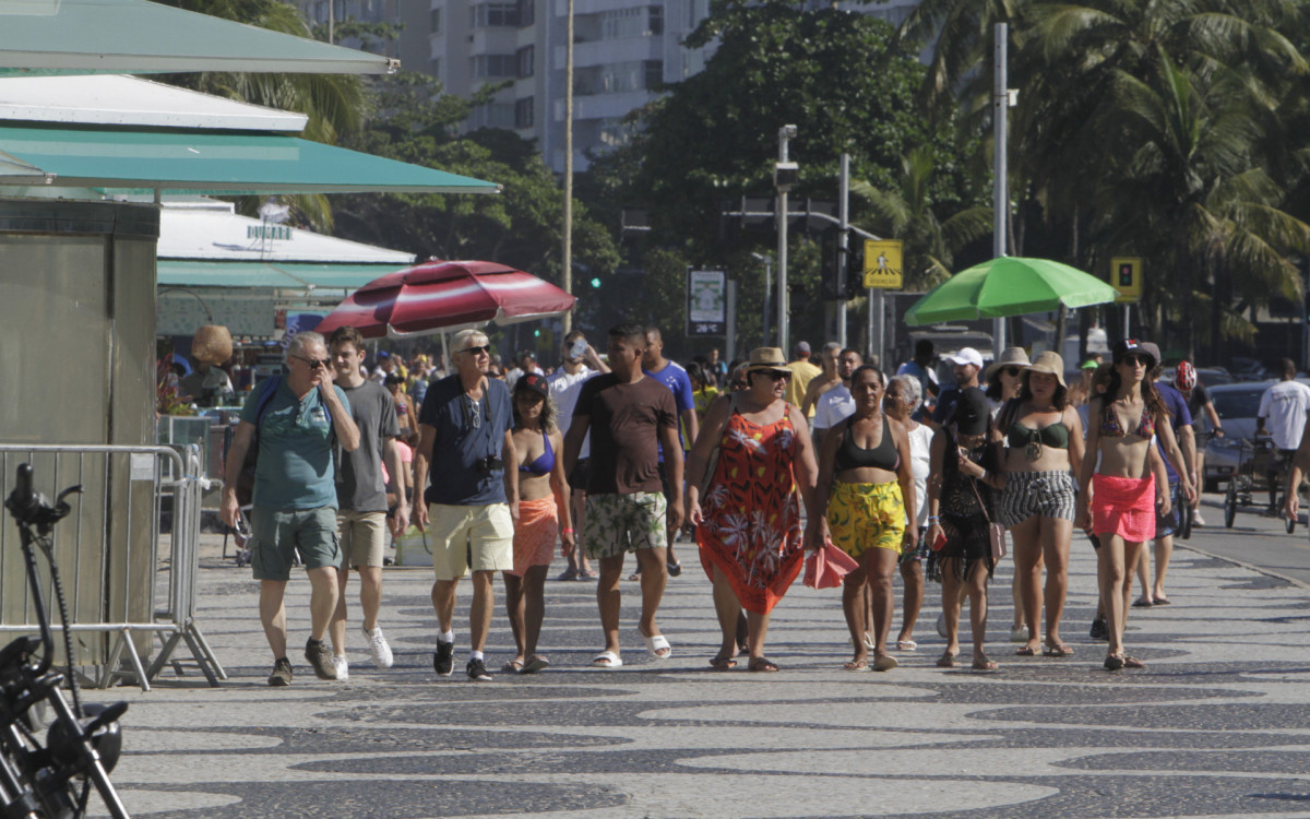 Movimentação na Praia de Copacabana, neste sábado (27). - Marcos Porto/Agencia O Dia