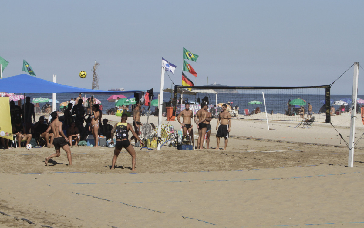 Movimentação na Praia de Copacabana, neste sábado (27). - Marcos Porto/Agencia O Dia