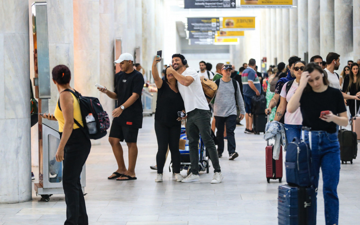 Cauã Reymond atendeu fãs ao desembarcar no Rio  - Fotos: Pereira/Agnews