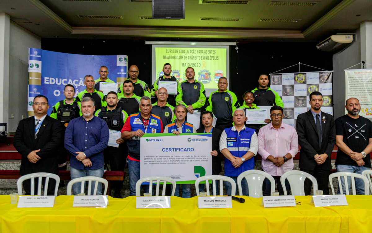 Mesa do evento encerramento do curso de atualiza&ccedil;&atilde;o de agente de tr&acirc;nsito em Nil&oacute;polis