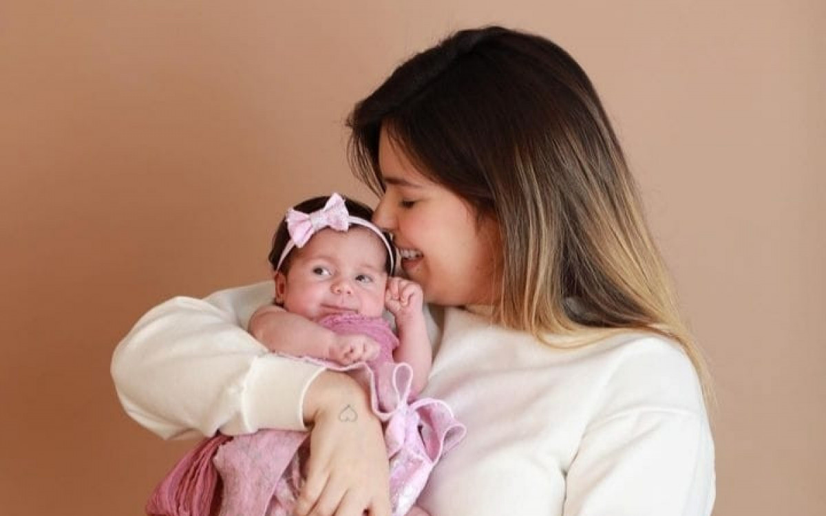 Viih Tube com a filha, Lua, de um m&ecirc;s, nos bra&ccedil;os