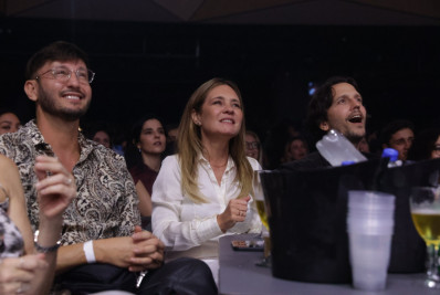 Adriana Esteves e Vladimir Brichta prestigiam show de Djavan no Rio 