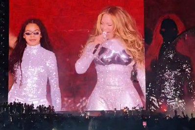 Filha de Beyoncé participa do show da mãe em Paris e fãs vibram