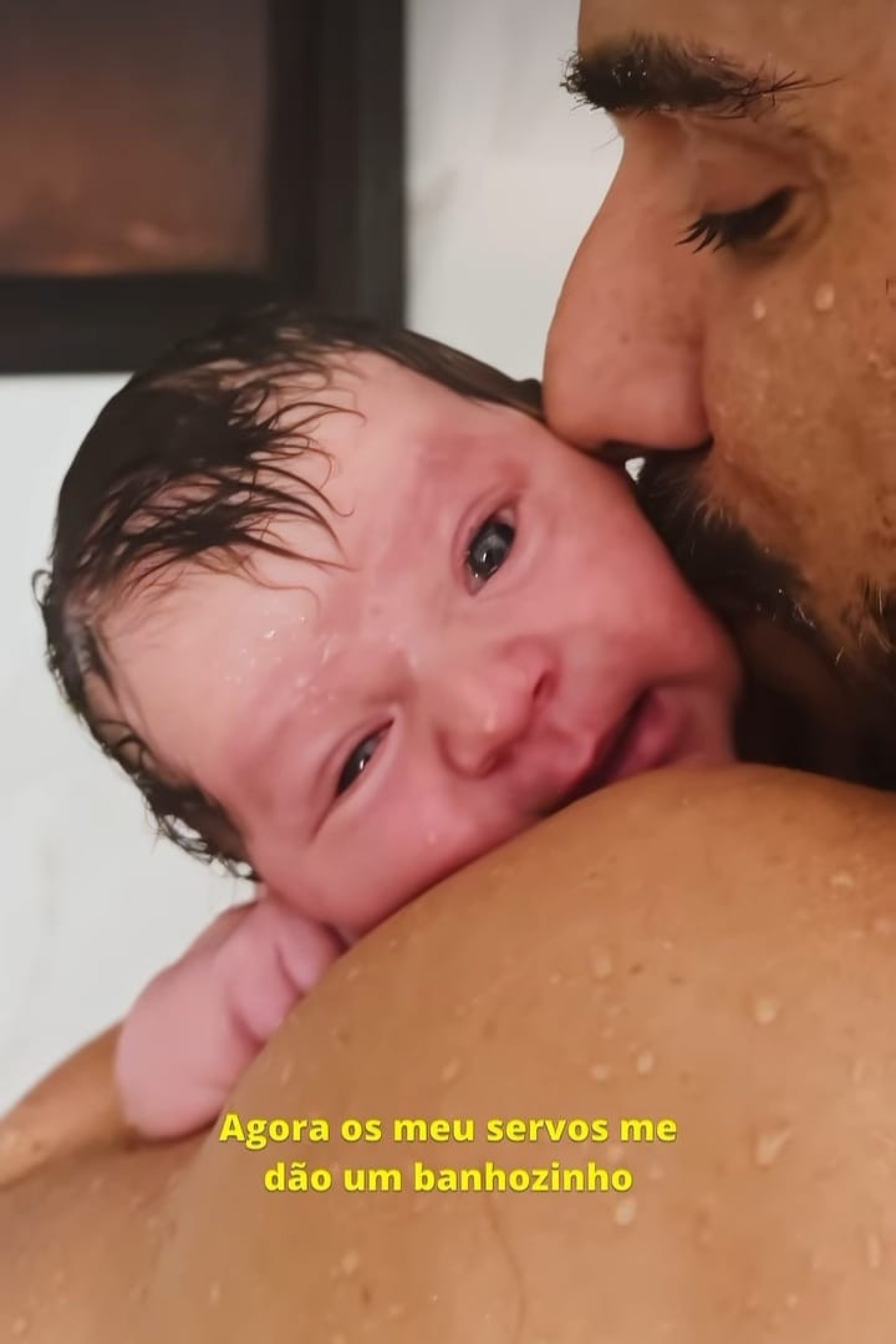 Julio Rocha mostrou o rostinho da filha pela primeira vez - Reprodução de Vídeo 