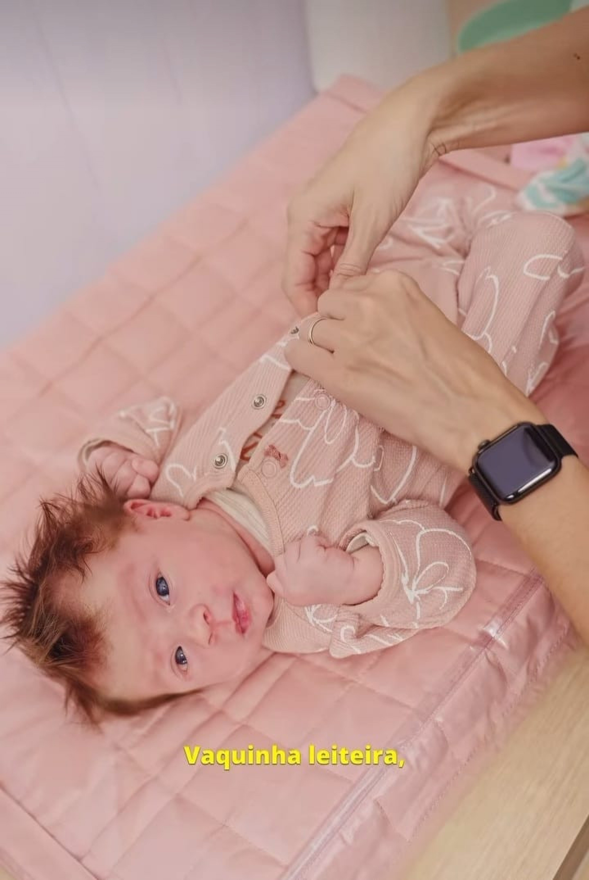 Julio Rocha mostrou o rostinho da filha pela primeira vez - Reprodução de Vídeo 