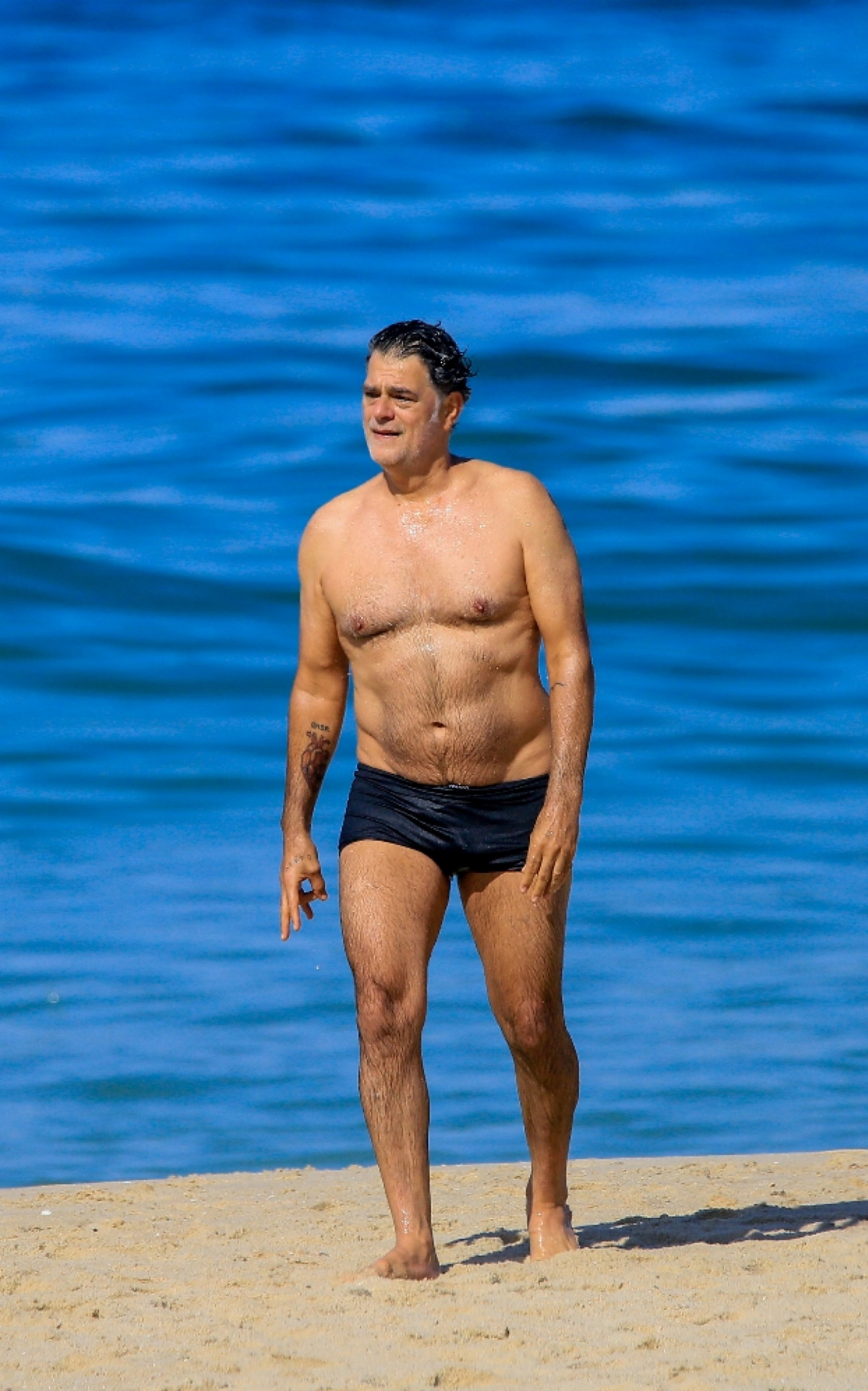 Eduardo Moscovis curte dia de sol no Leblon