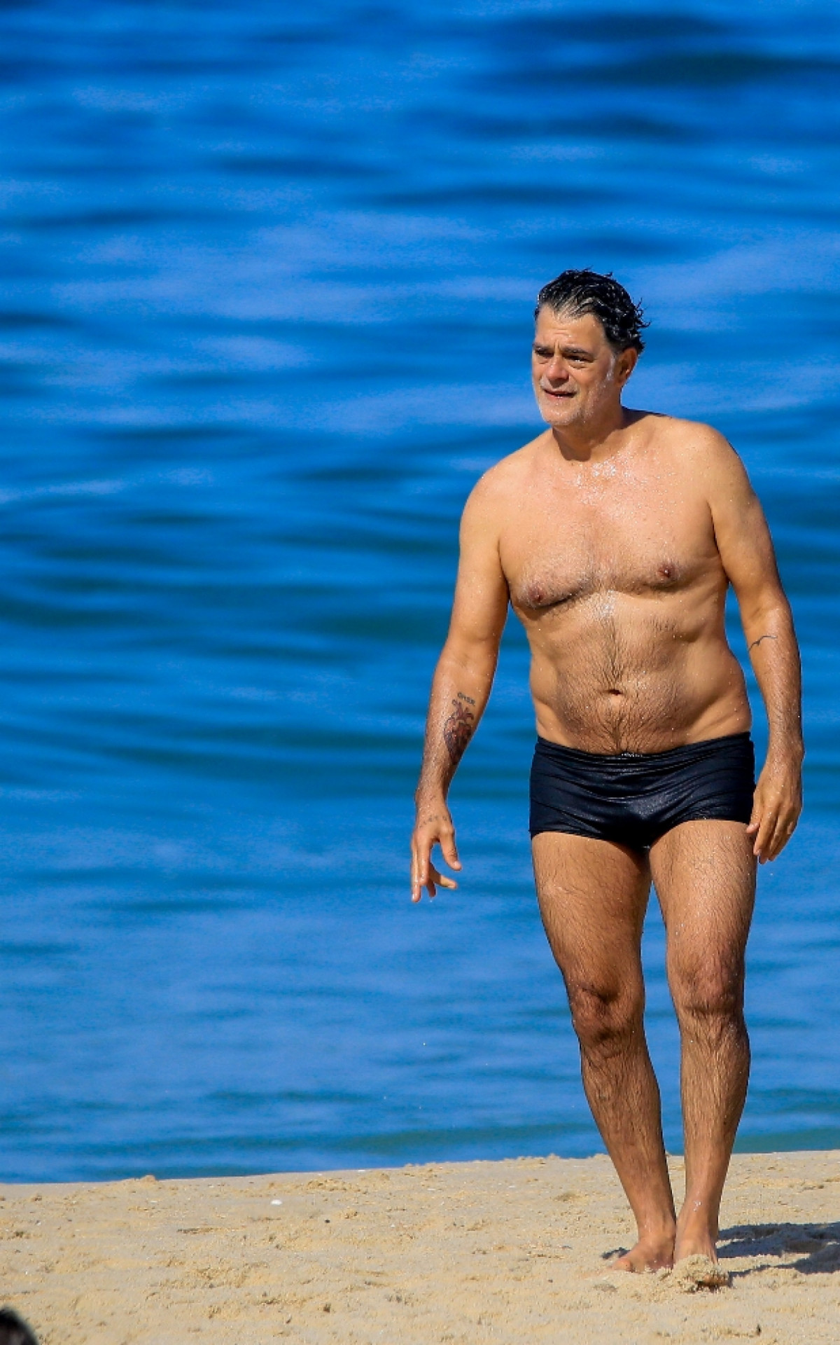 Eduardo Moscovis curte dia de sol no Leblon