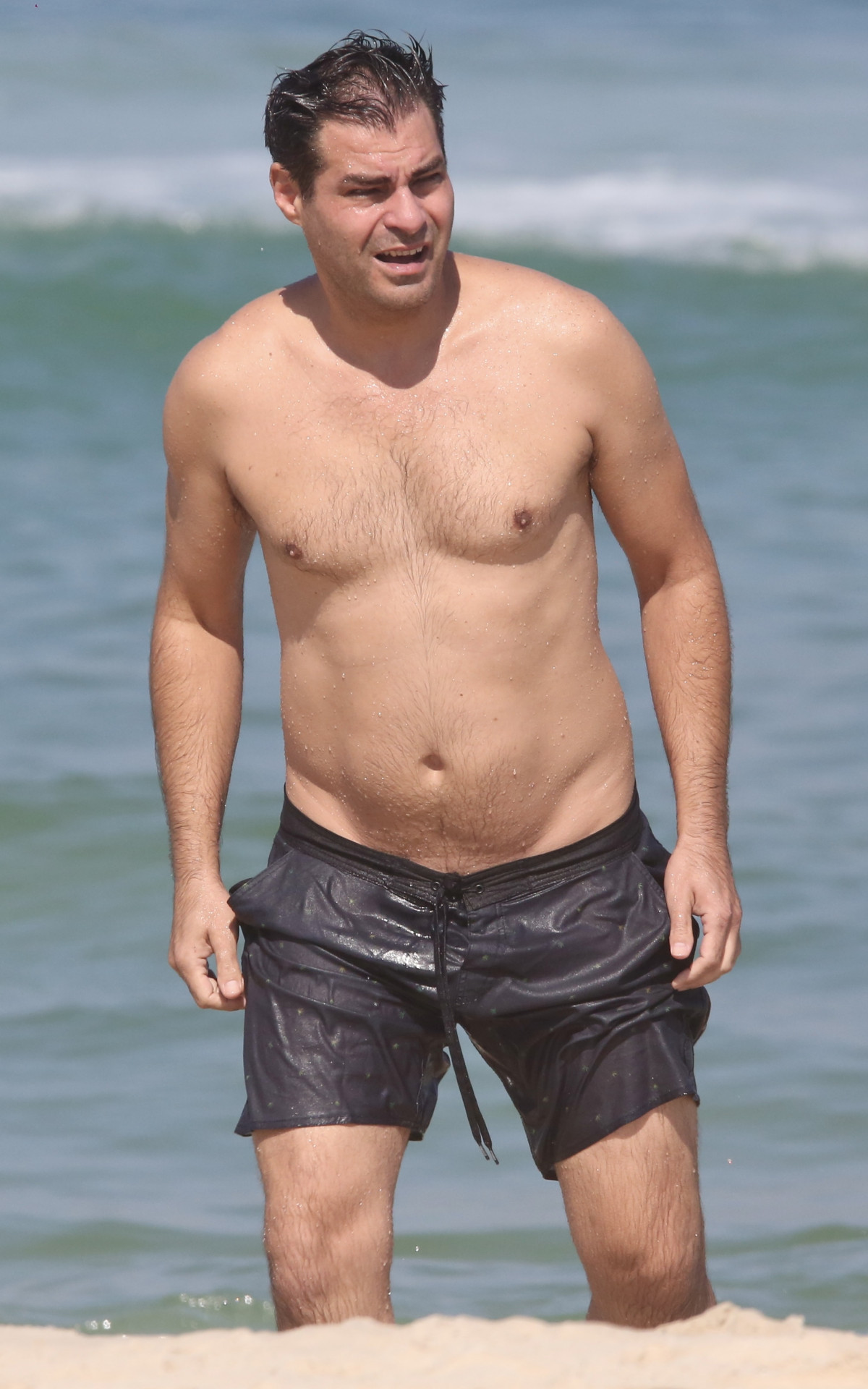 Thiago Lacerda curte dia de sol na Barra da Tijuca