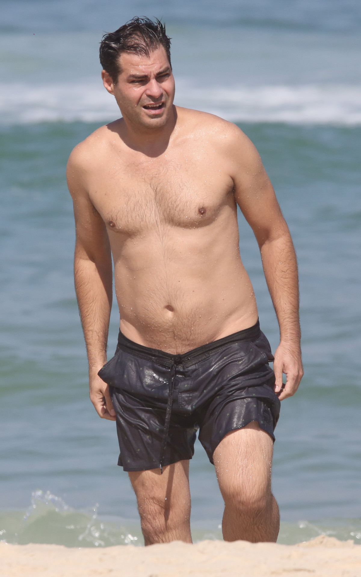 Thiago Lacerda curte dia de sol na Barra da Tijuca