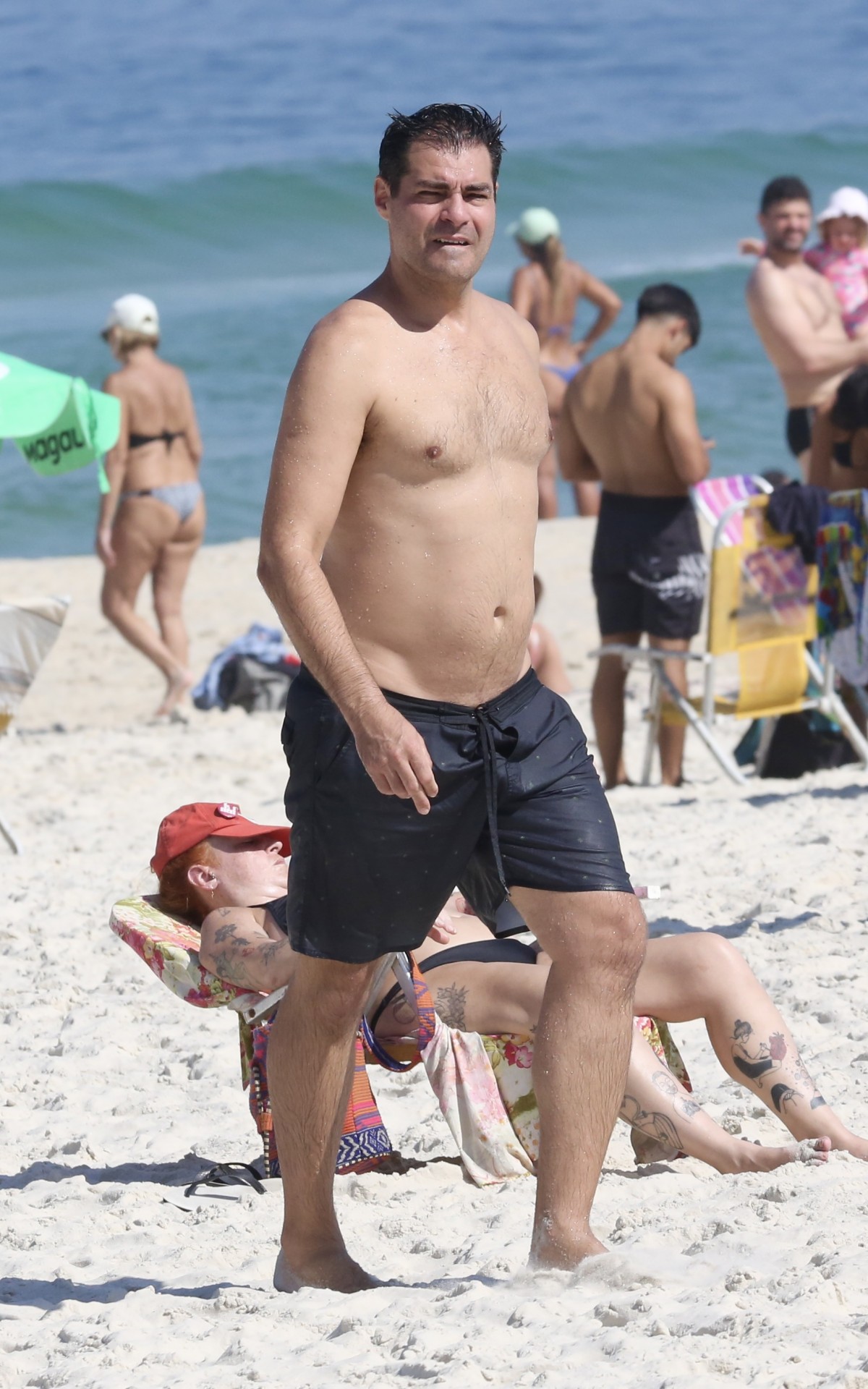 Thiago Lacerda curte dia de sol na Barra da Tijuca