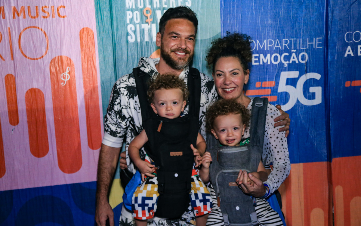 Fabiula Nascimento, Emilio Dantas e os filhos gêmeos