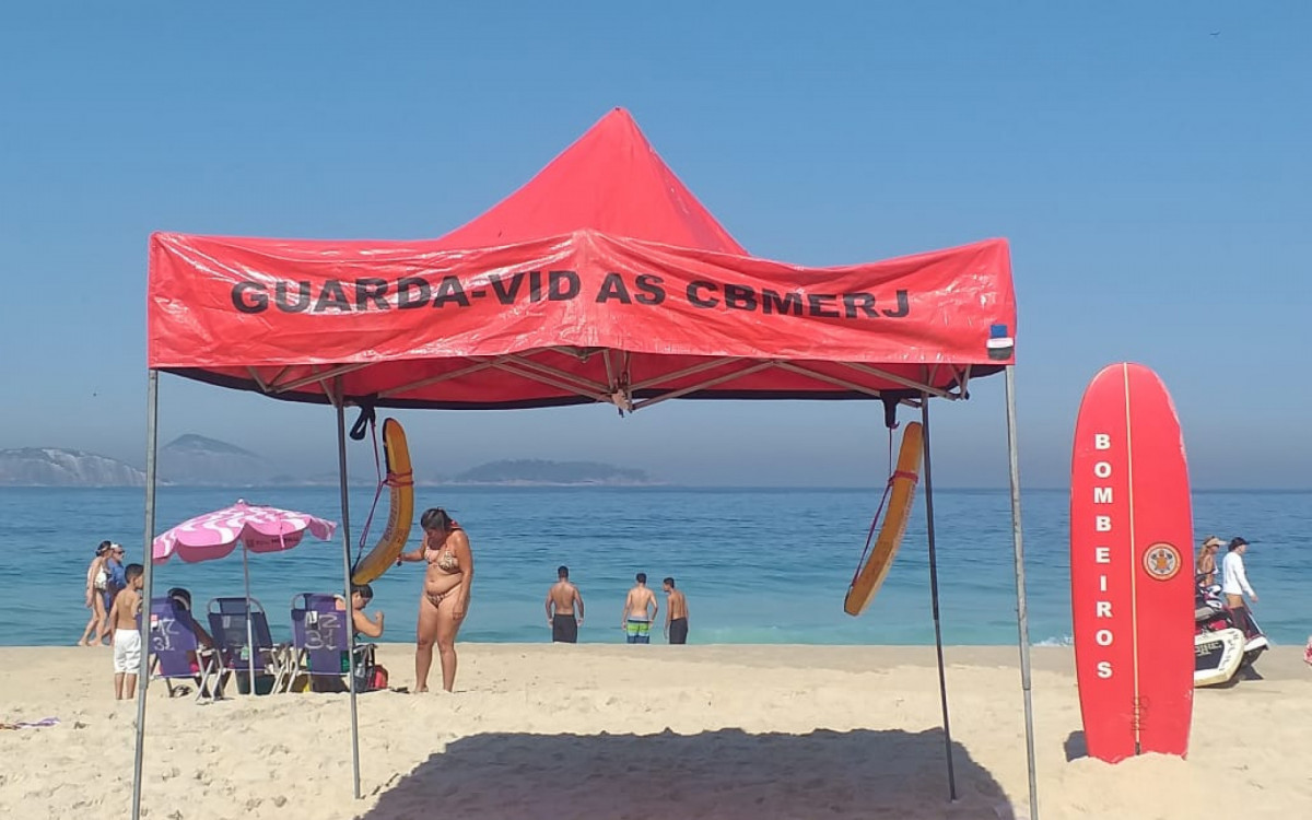 Os militares buscam pelo jovem tanto na praia do Arpoador, quanto em Ipanema e no Leblon - Marcos Porto/Agência O DIA