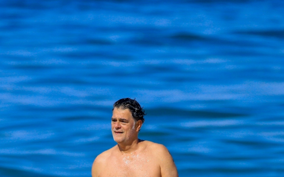 Eduardo Moscovis curte dia de sol no Leblon