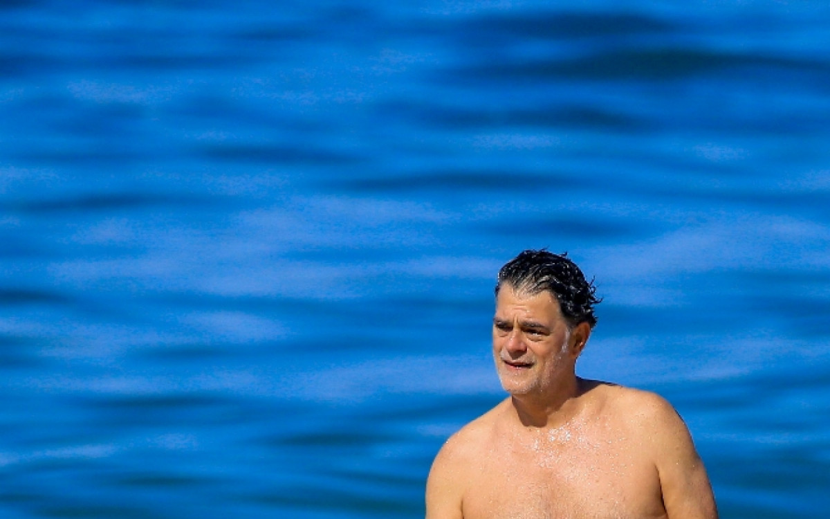 Eduardo Moscovis curte dia de sol no Leblon