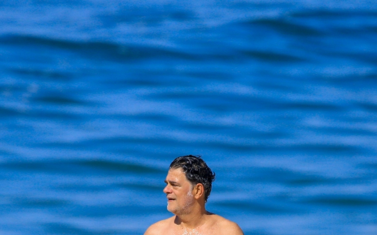 Eduardo Moscovis curte dia de sol no Leblon