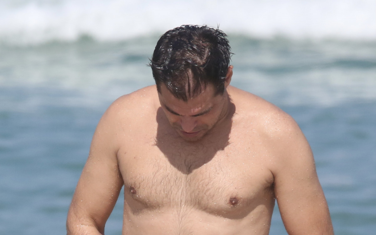 Thiago Lacerda curte dia de sol na Barra da Tijuca