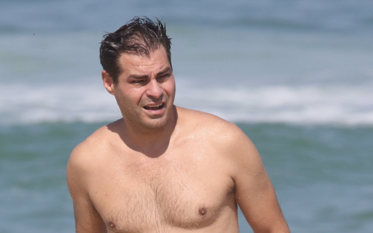 Thiago Lacerda curte dia de sol na Barra da Tijuca