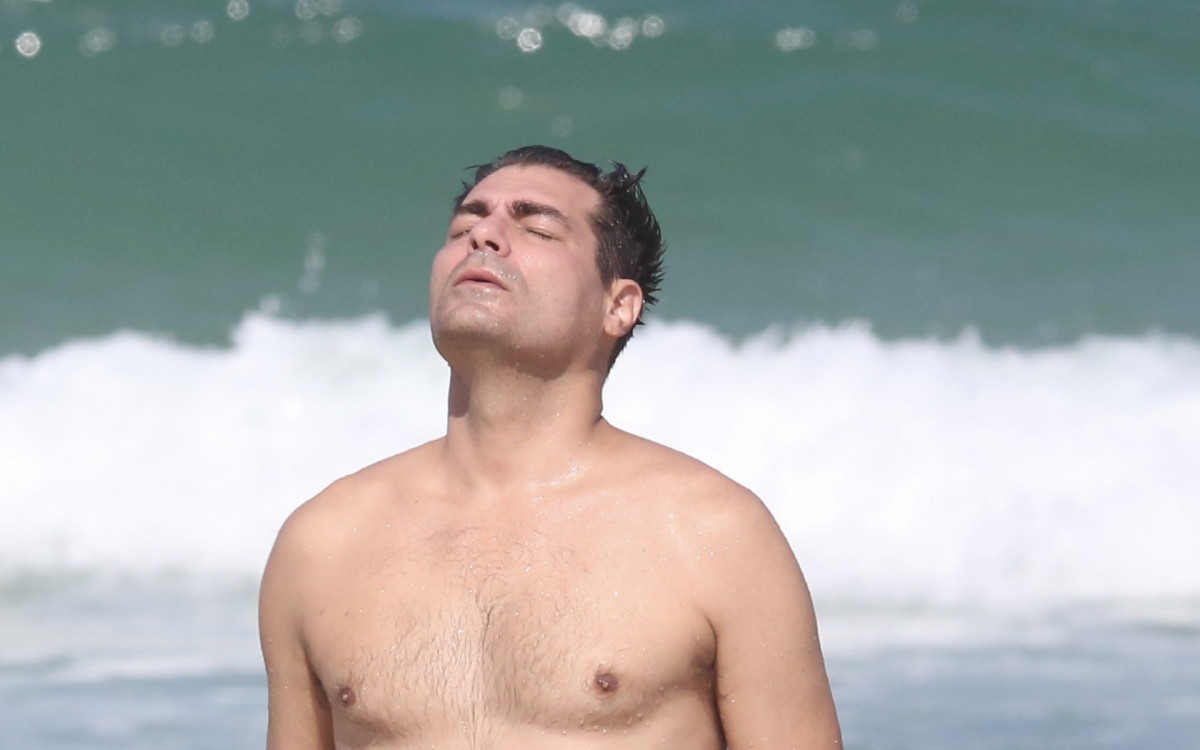 Thiago Lacerda curte dia de sol na Barra da Tijuca