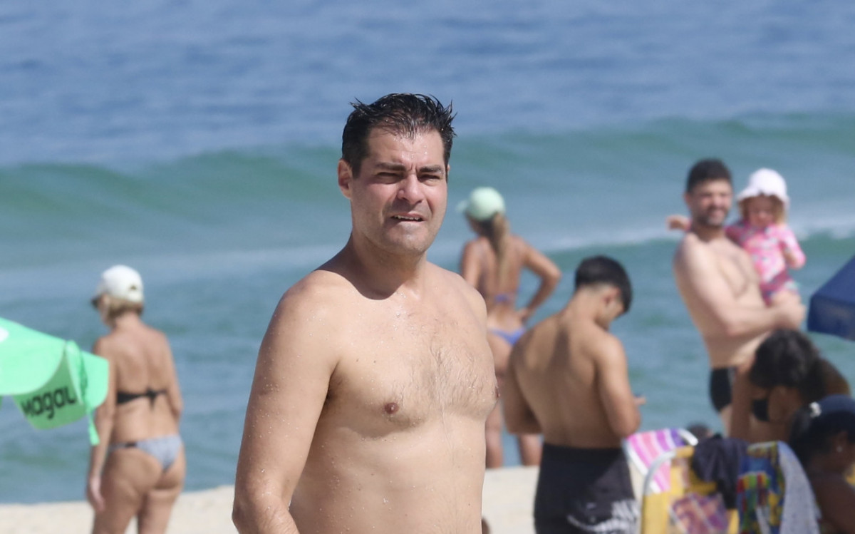 Thiago Lacerda curte dia de sol na Barra da Tijuca