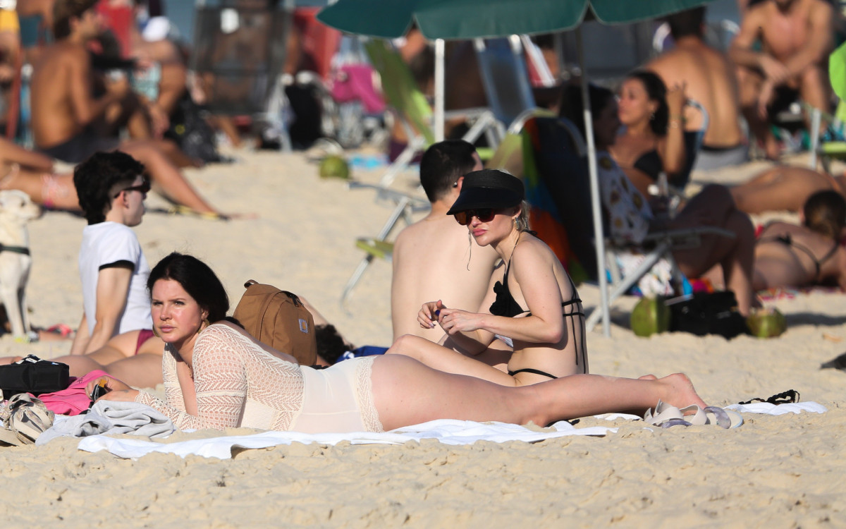 Lana Del Rey curte dia de sol em Ipanema, na Zona Sul do Rio