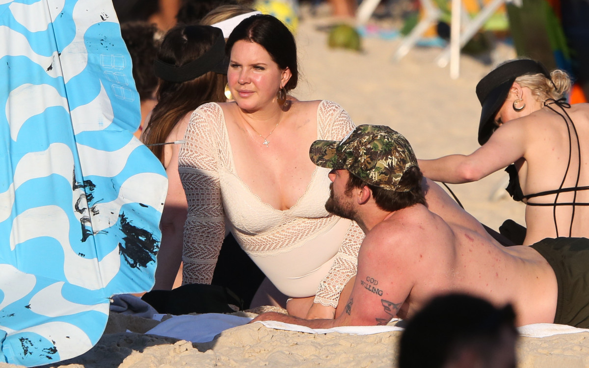 Lana Del Rey curte dia de sol em Ipanema, na Zona Sul do Rio