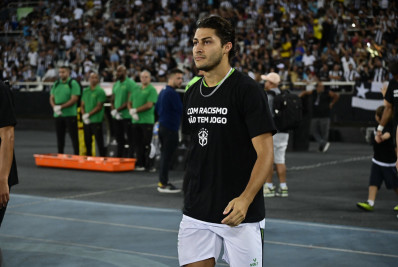 Torcida do Botafogo vaia Marcinho, do América-MG: 'Ah, é assassino'