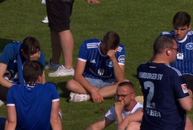 Torcida invade o campo para comemorar o acesso, mas festa é adiada; entenda