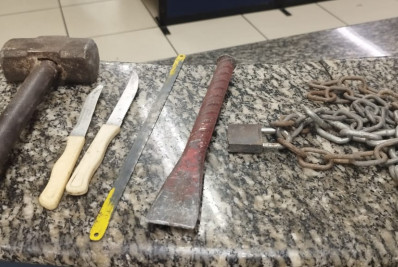 Trio é preso suspeito de furtar portão em Vila Isabel