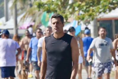 Após reatar casamento, Julio Cesar caminha na orla da Barra da Tijuca