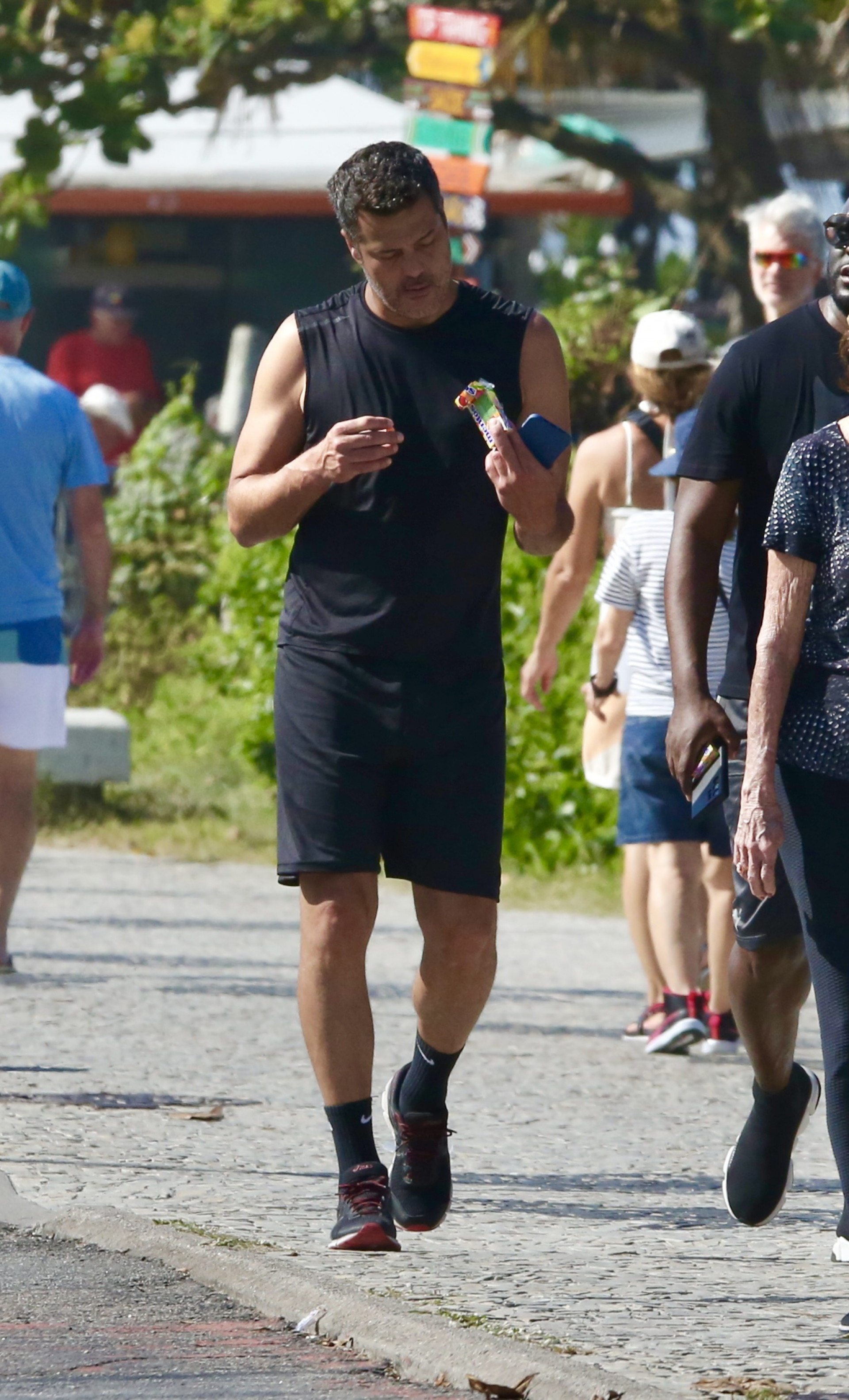Julio Cesar se exercita na orla da praia da Barra da Tijuca -  